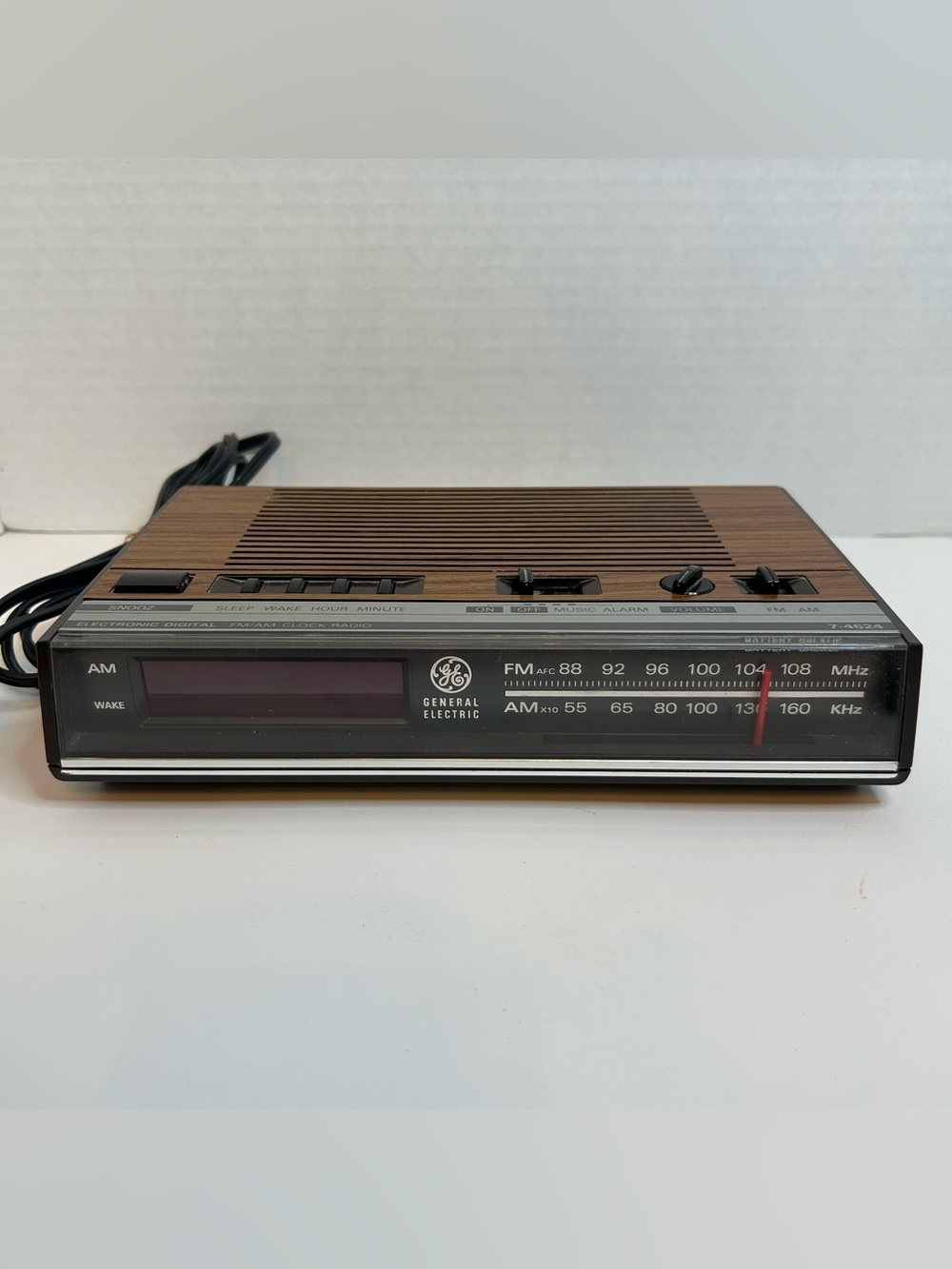 Vtg. General Electric GE AM/FM Alarm Clock Radio Model 7-4624B Wood Grain- WORKS